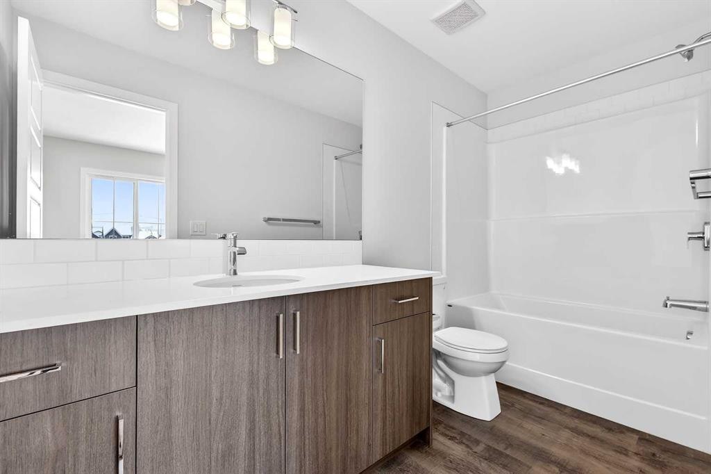 120-1750 Rangeview Drive Se, Calgary, AB - Indoor Photo Showing Bathroom