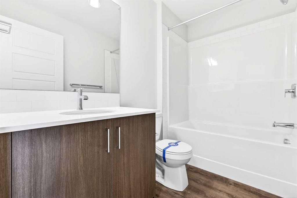 117-1750 Rangeview Drive Se, Calgary, AB - Indoor Photo Showing Bathroom