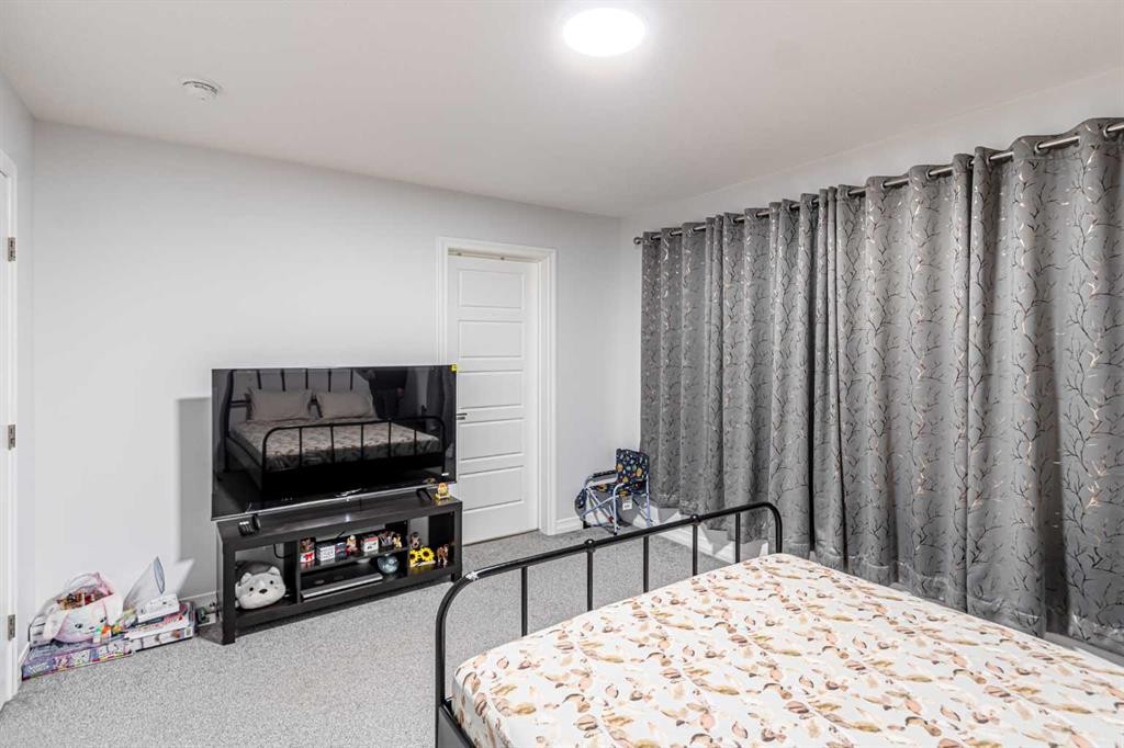 51 Corner Meadows Villas Ne, Calgary, AB - Indoor Photo Showing Bedroom