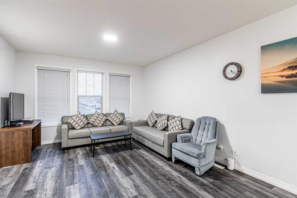 51 Corner Meadows Villas Ne, Calgary, AB - Indoor Photo Showing Living Room