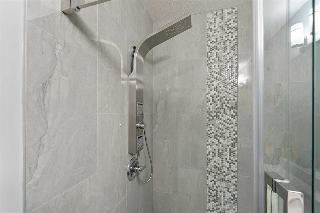 15 Sherwood Square Nw, Calgary, AB - Indoor Photo Showing Bathroom