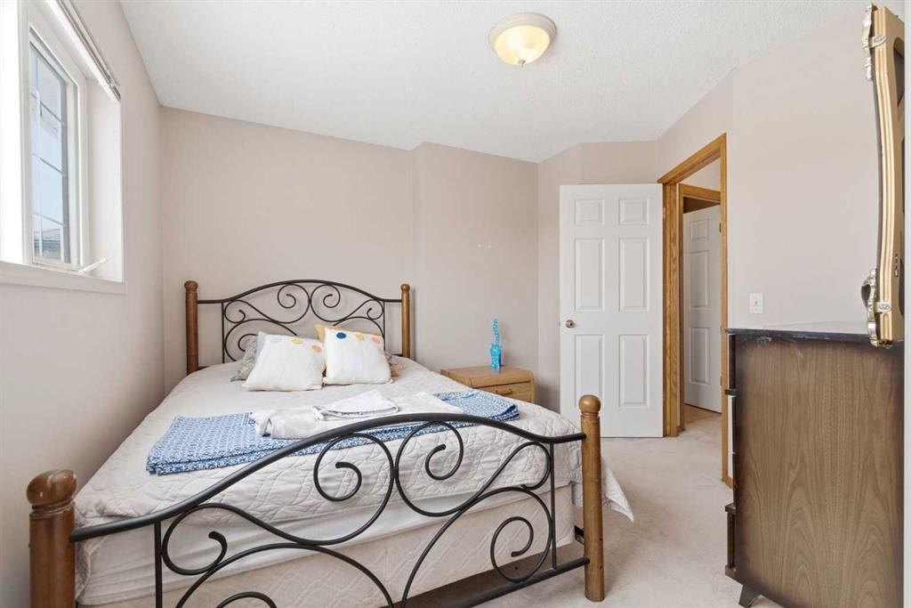 105 Douglas Ridge Circle Se, Calgary, AB - Indoor Photo Showing Bedroom