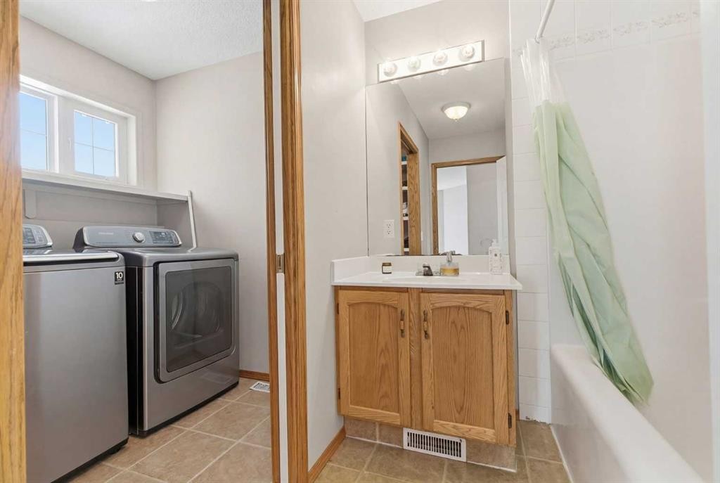 105 Douglas Ridge Circle Se, Calgary, AB - Indoor Photo Showing Laundry Room