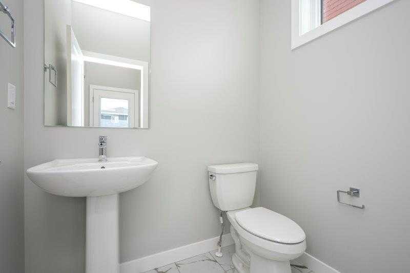 141 Dawson Wharf View, Chestermere, AB - Indoor Photo Showing Bathroom