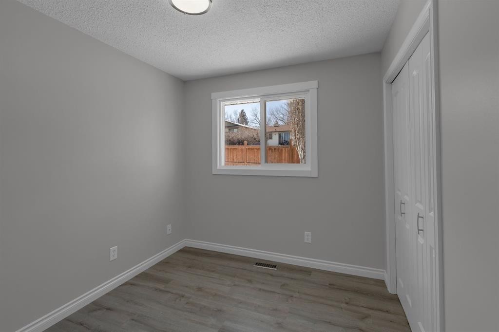 27 Berwick Place Nw, Calgary, AB - Indoor Photo Showing Other Room