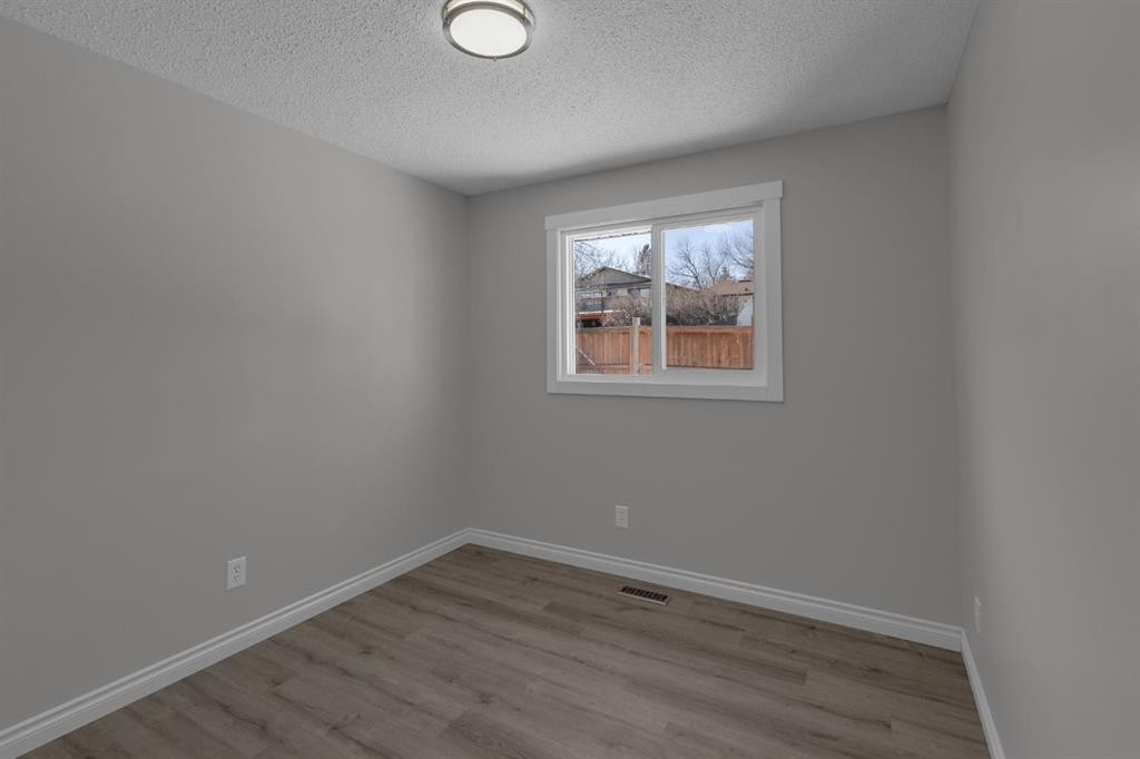 27 Berwick Place Nw, Calgary, AB - Indoor Photo Showing Other Room