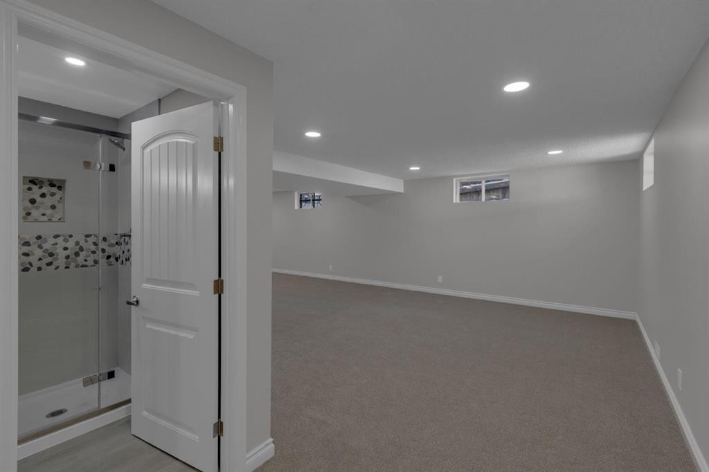 27 Berwick Place Nw, Calgary, AB - Indoor Photo Showing Other Room