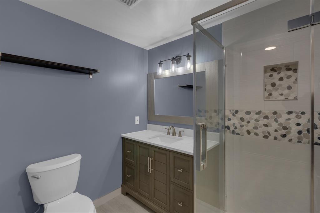 27 Berwick Place Nw, Calgary, AB - Indoor Photo Showing Bathroom