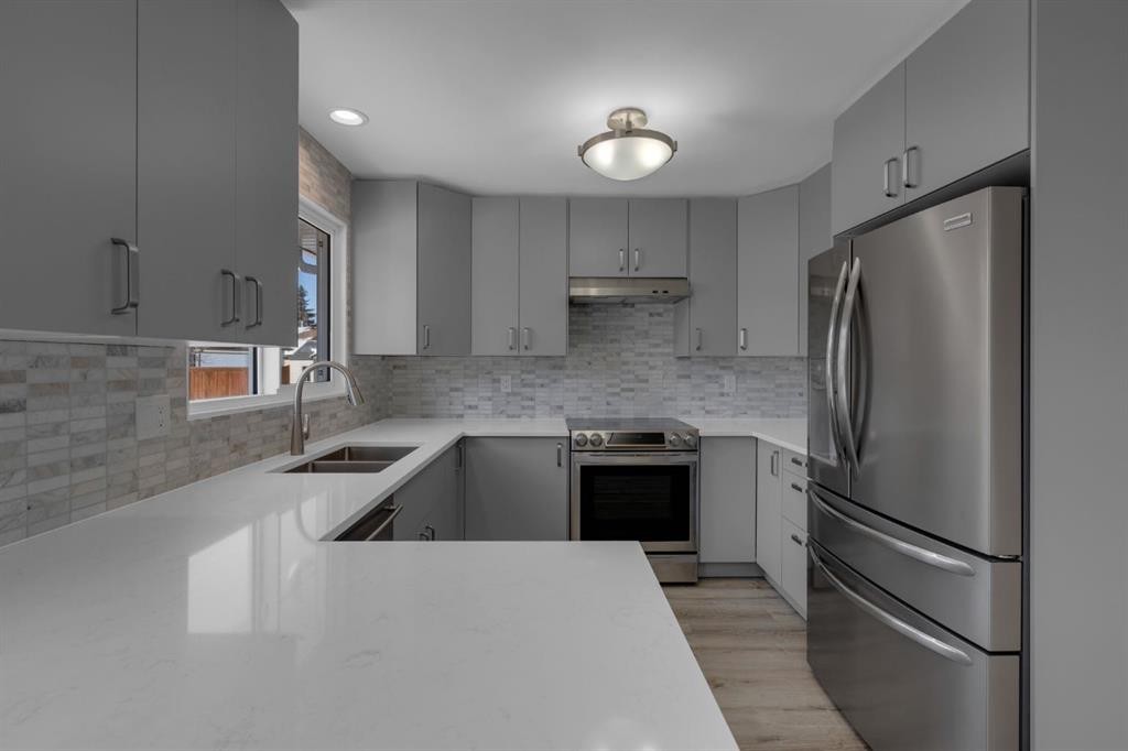 27 Berwick Place Nw, Calgary, AB - Indoor Photo Showing Kitchen With Stainless Steel Kitchen With Double Sink With Upgraded Kitchen