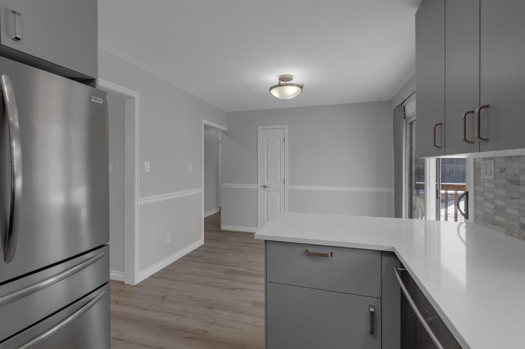 27 Berwick Place Nw, Calgary, AB - Indoor Photo Showing Kitchen