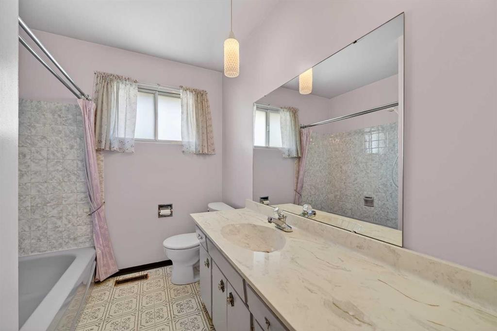 7228 Huntridge Hill Ne, Calgary, AB - Indoor Photo Showing Bathroom