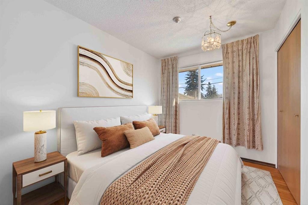 7228 Huntridge Hill Ne, Calgary, AB - Indoor Photo Showing Bedroom