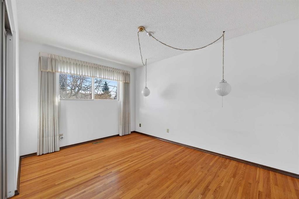 7228 Huntridge Hill Ne, Calgary, AB - Indoor Photo Showing Other Room