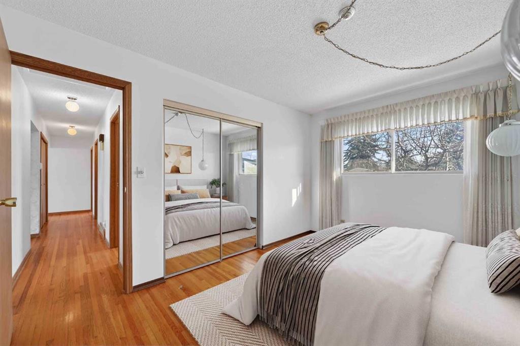 7228 Huntridge Hill Ne, Calgary, AB - Indoor Photo Showing Bedroom