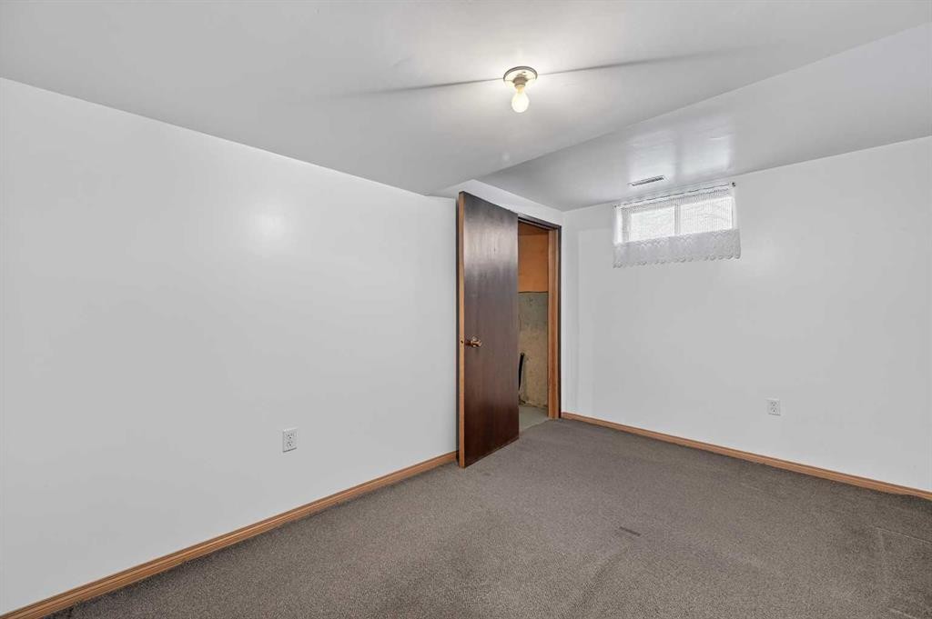 7228 Huntridge Hill Ne, Calgary, AB - Indoor Photo Showing Other Room
