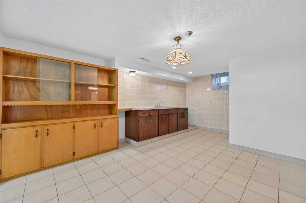7228 Huntridge Hill Ne, Calgary, AB - Indoor Photo Showing Other Room