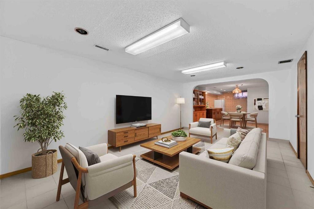 7228 Huntridge Hill Ne, Calgary, AB - Indoor Photo Showing Living Room
