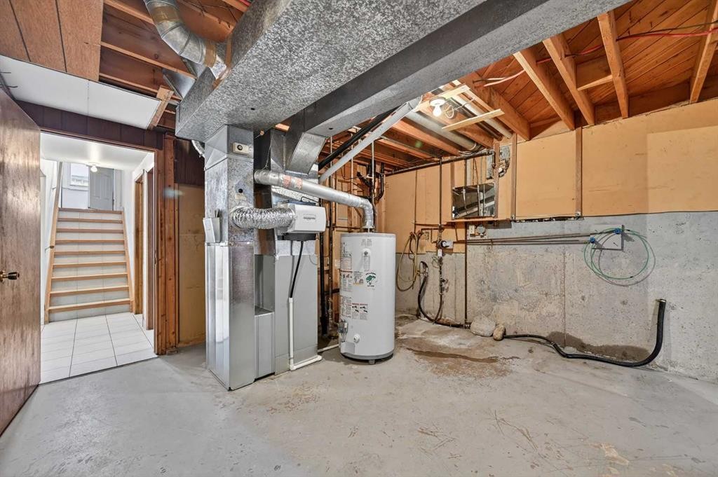 7228 Huntridge Hill Ne, Calgary, AB - Indoor Photo Showing Basement