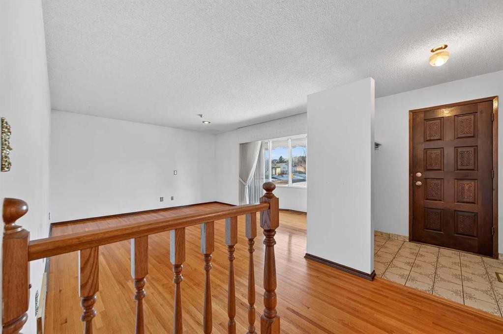 7228 Huntridge Hill Ne, Calgary, AB - Indoor Photo Showing Other Room