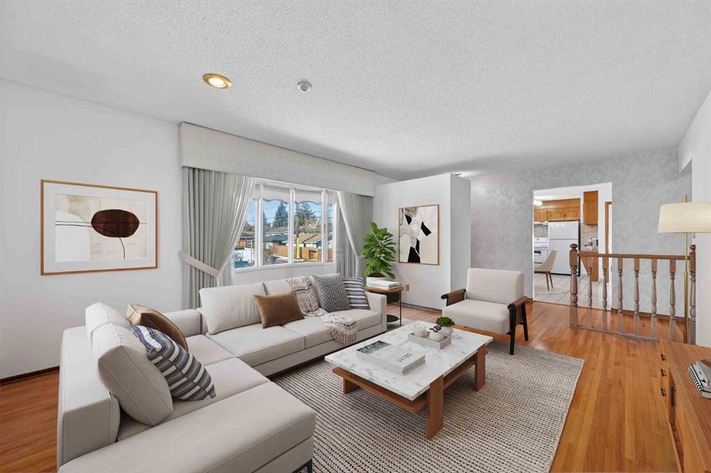 7228 Huntridge Hill Ne, Calgary, AB - Indoor Photo Showing Living Room