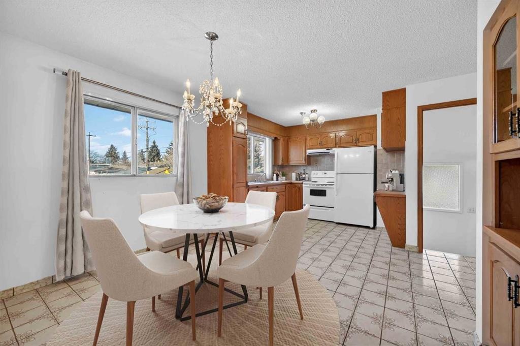 7228 Huntridge Hill Ne, Calgary, AB - Indoor Photo Showing Dining Room
