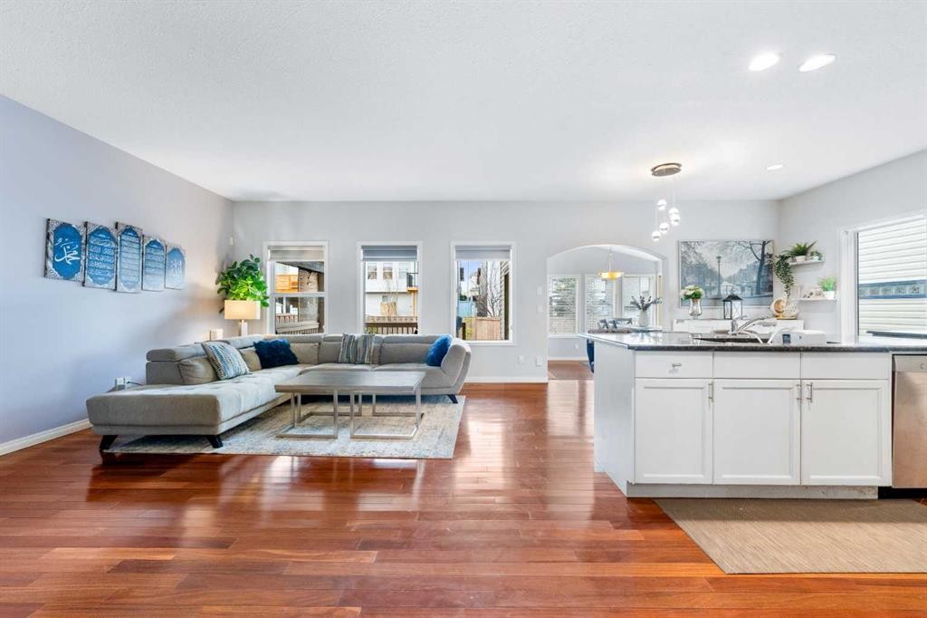 72 Panamount Heights Nw, Calgary, AB - Indoor Photo Showing Living Room