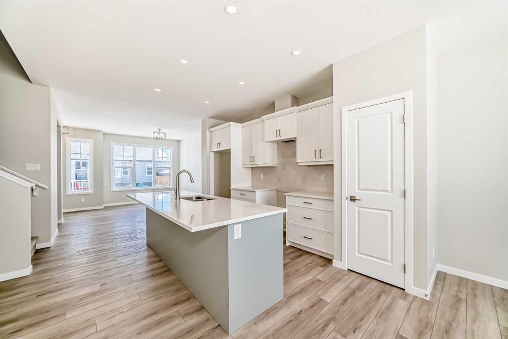 354 Ellen Park, Crossfield, AB - Indoor Photo Showing Kitchen