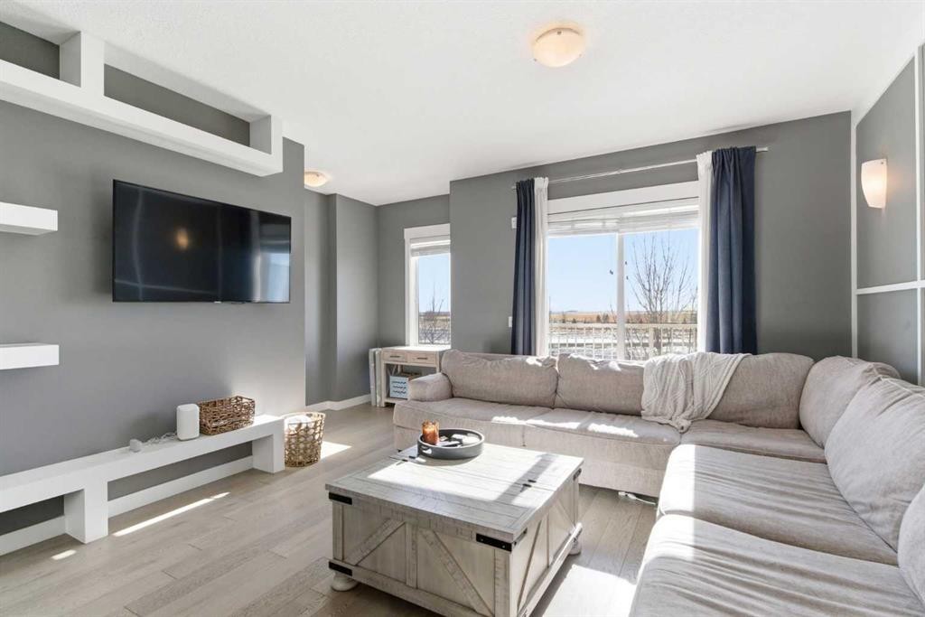 33-111 Rainbow Falls Gate, Chestermere, AB - Indoor Photo Showing Living Room