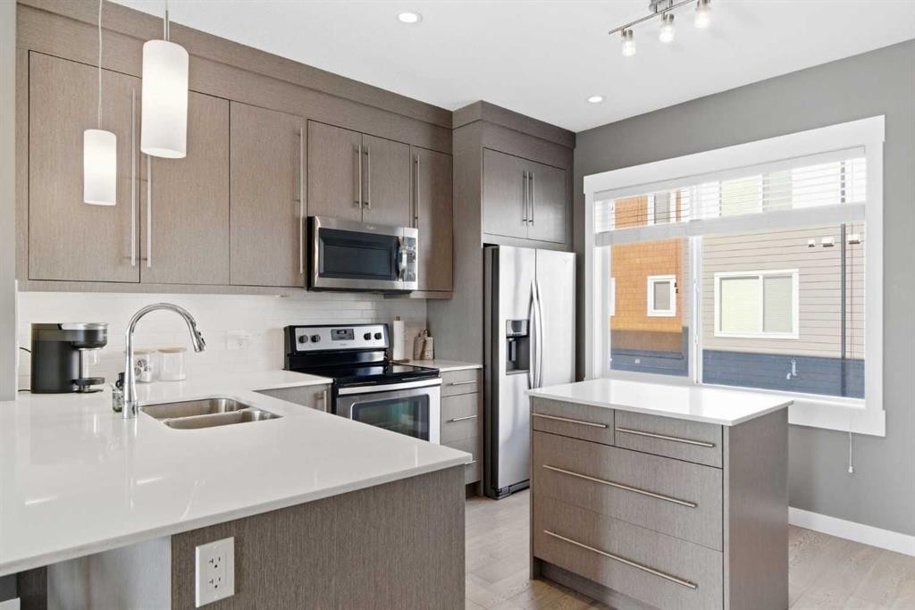 33-111 Rainbow Falls Gate, Chestermere, AB - Indoor Photo Showing Kitchen With Double Sink With Upgraded Kitchen