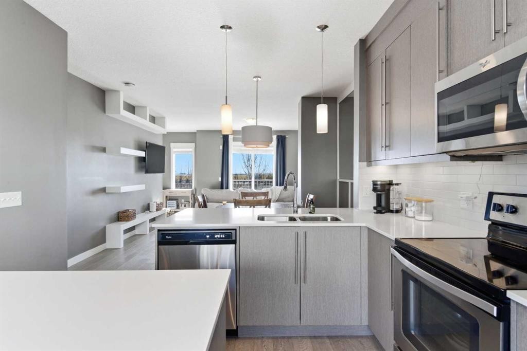 33-111 Rainbow Falls Gate, Chestermere, AB - Indoor Photo Showing Kitchen With Double Sink With Upgraded Kitchen