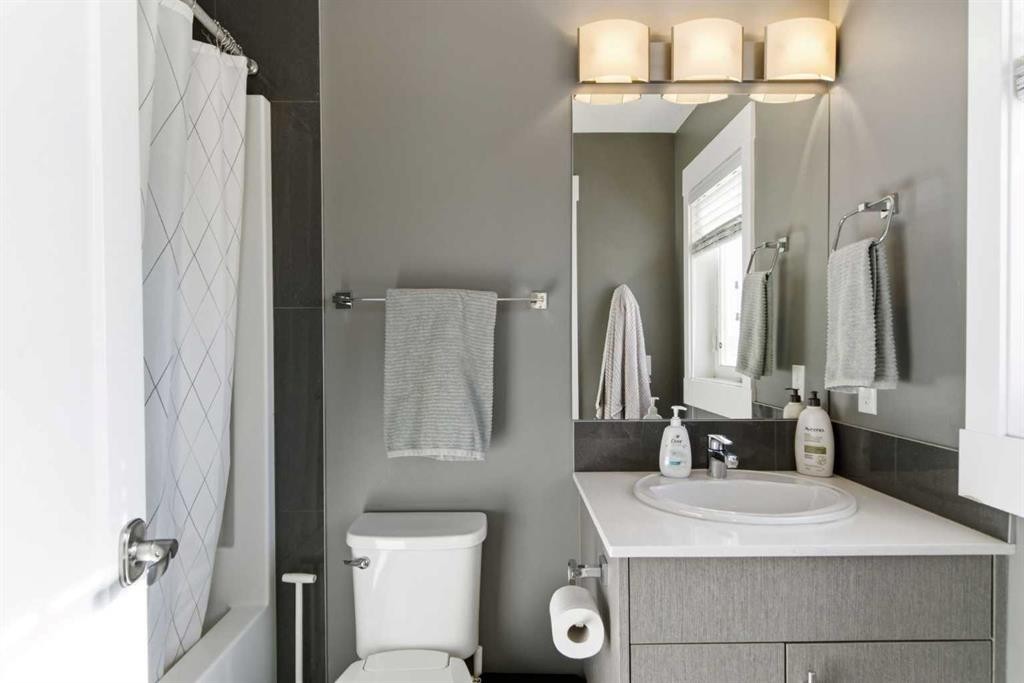 33-111 Rainbow Falls Gate, Chestermere, AB - Indoor Photo Showing Bathroom