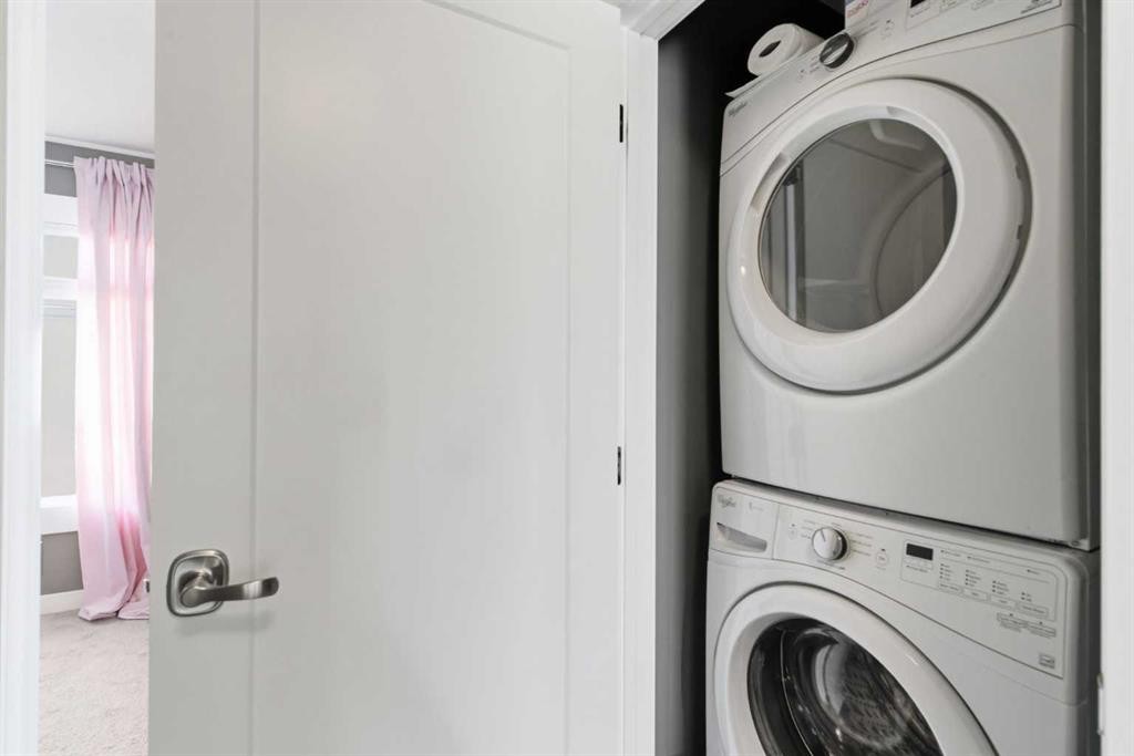 33-111 Rainbow Falls Gate, Chestermere, AB - Indoor Photo Showing Laundry Room