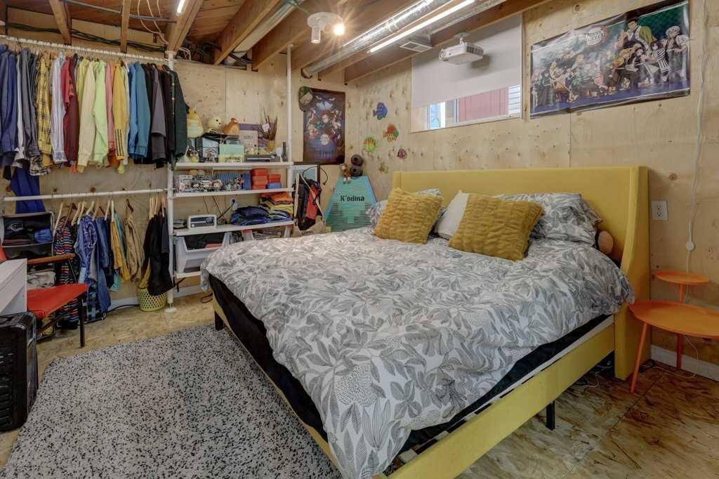 3835 Varsity Drive Nw, Calgary, AB - Indoor Photo Showing Bedroom
