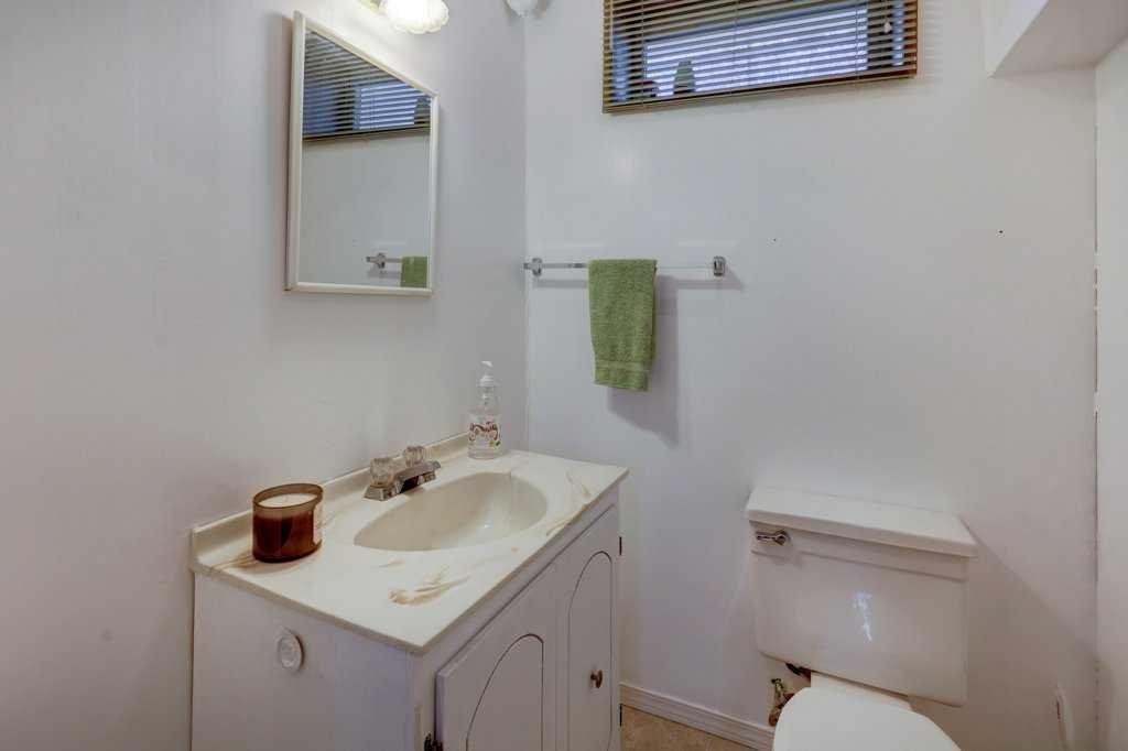 3835 Varsity Drive Nw, Calgary, AB - Indoor Photo Showing Bathroom