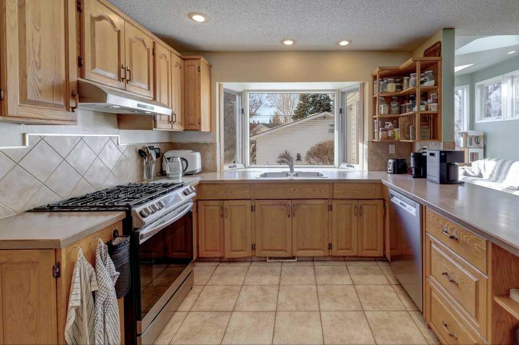 3835 Varsity Drive Nw, Calgary, AB - Indoor Photo Showing Kitchen With Double Sink
