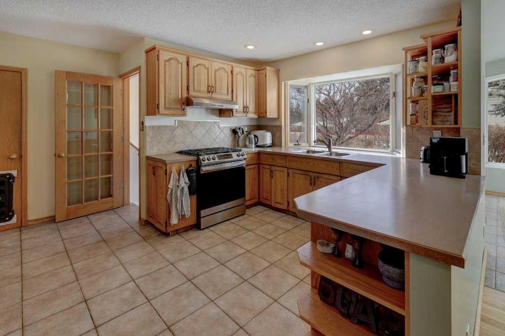 3835 Varsity Drive Nw, Calgary, AB - Indoor Photo Showing Kitchen With Double Sink