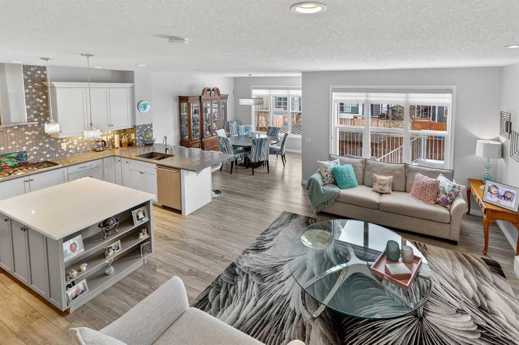 142 Masters Common Se, Calgary, AB - Indoor Photo Showing Living Room