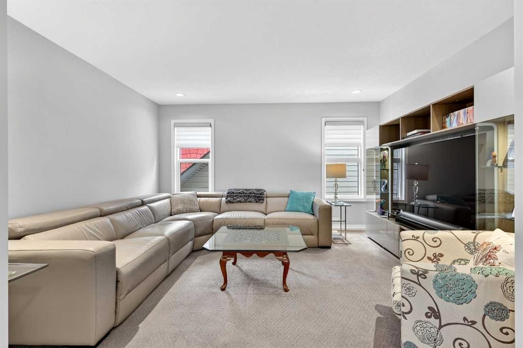 142 Masters Common Se, Calgary, AB - Indoor Photo Showing Living Room