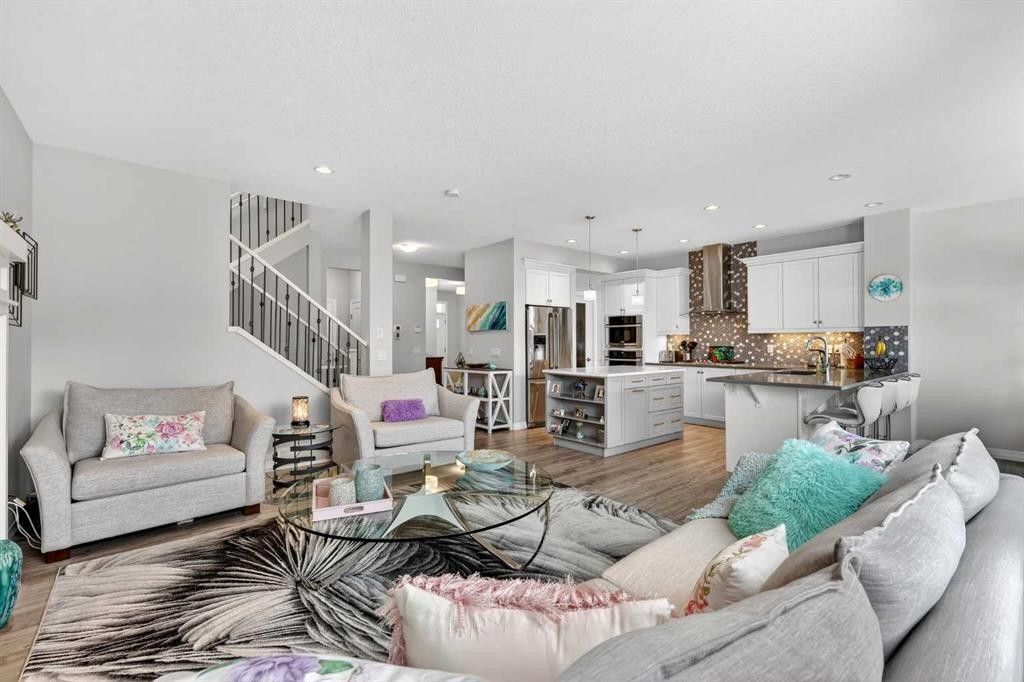 142 Masters Common Se, Calgary, AB - Indoor Photo Showing Living Room