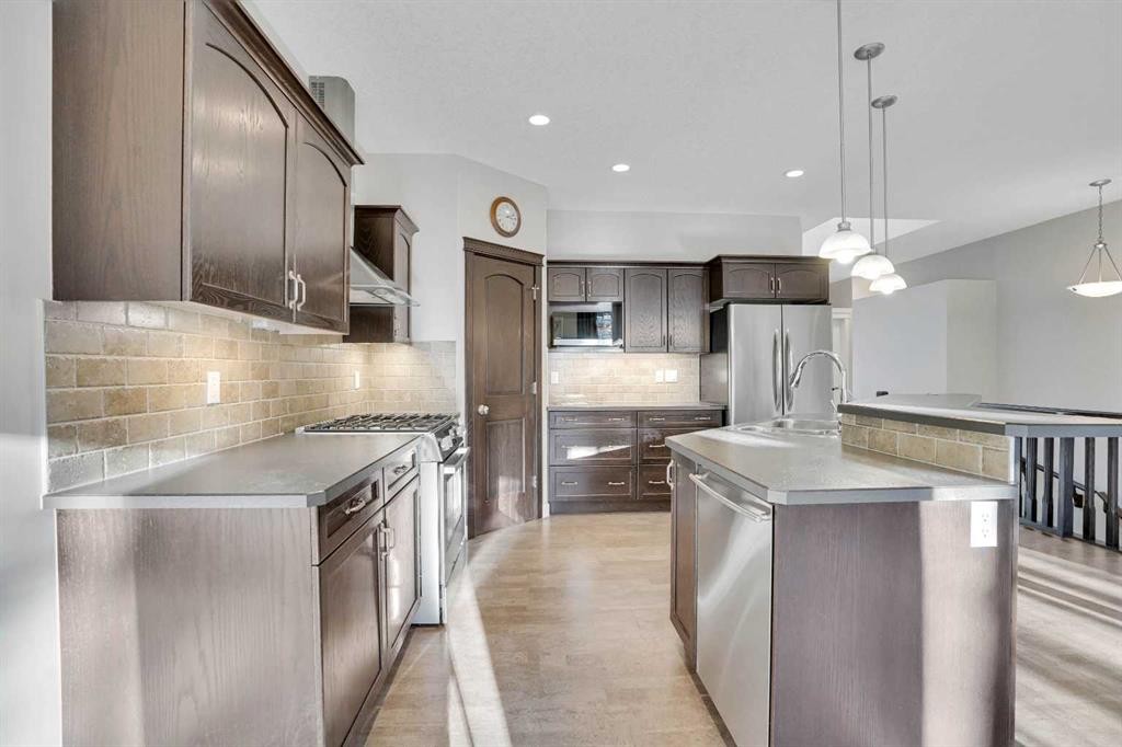 27-925 Imperial Drive, Diamond Valley, AB - Indoor Photo Showing Kitchen With Stainless Steel Kitchen With Upgraded Kitchen
