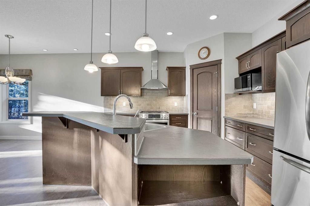 27-925 Imperial Drive, Diamond Valley, AB - Indoor Photo Showing Kitchen With Stainless Steel Kitchen With Upgraded Kitchen