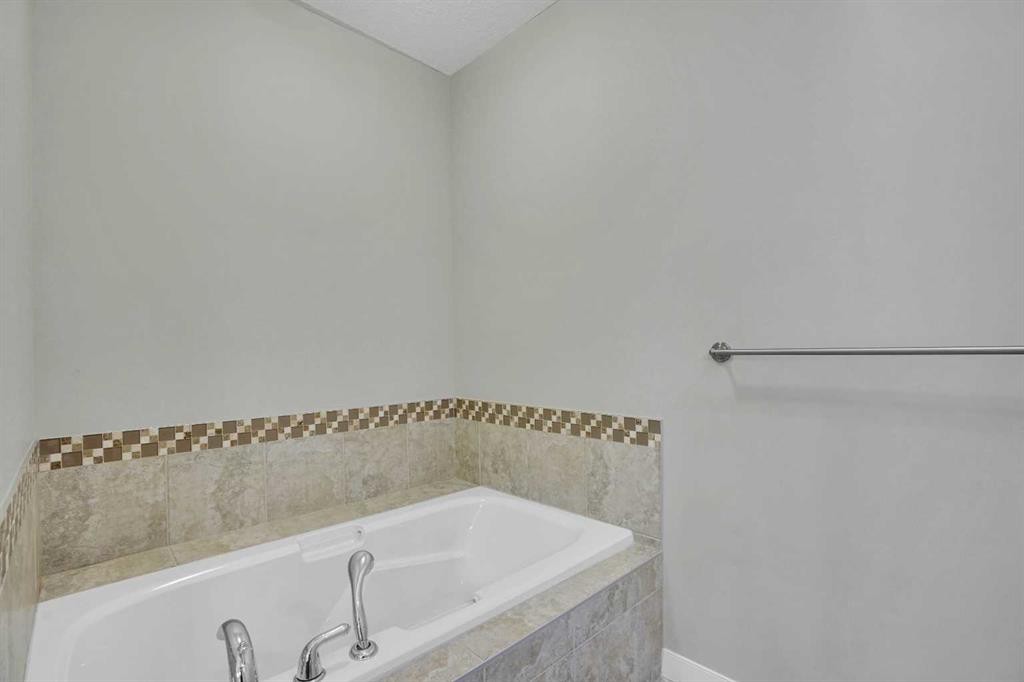 27-925 Imperial Drive, Diamond Valley, AB - Indoor Photo Showing Bathroom