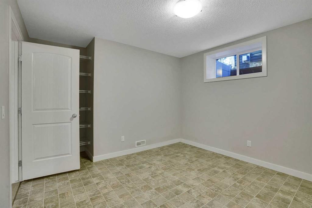 27-925 Imperial Drive, Diamond Valley, AB - Indoor Photo Showing Other Room