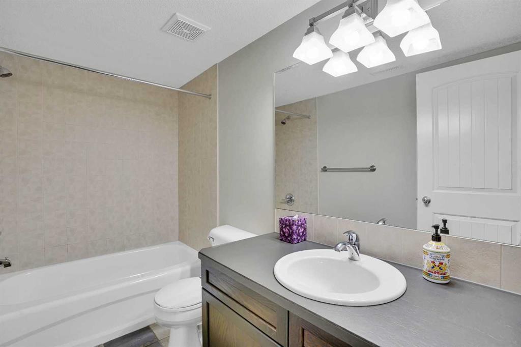 27-925 Imperial Drive, Diamond Valley, AB - Indoor Photo Showing Bathroom