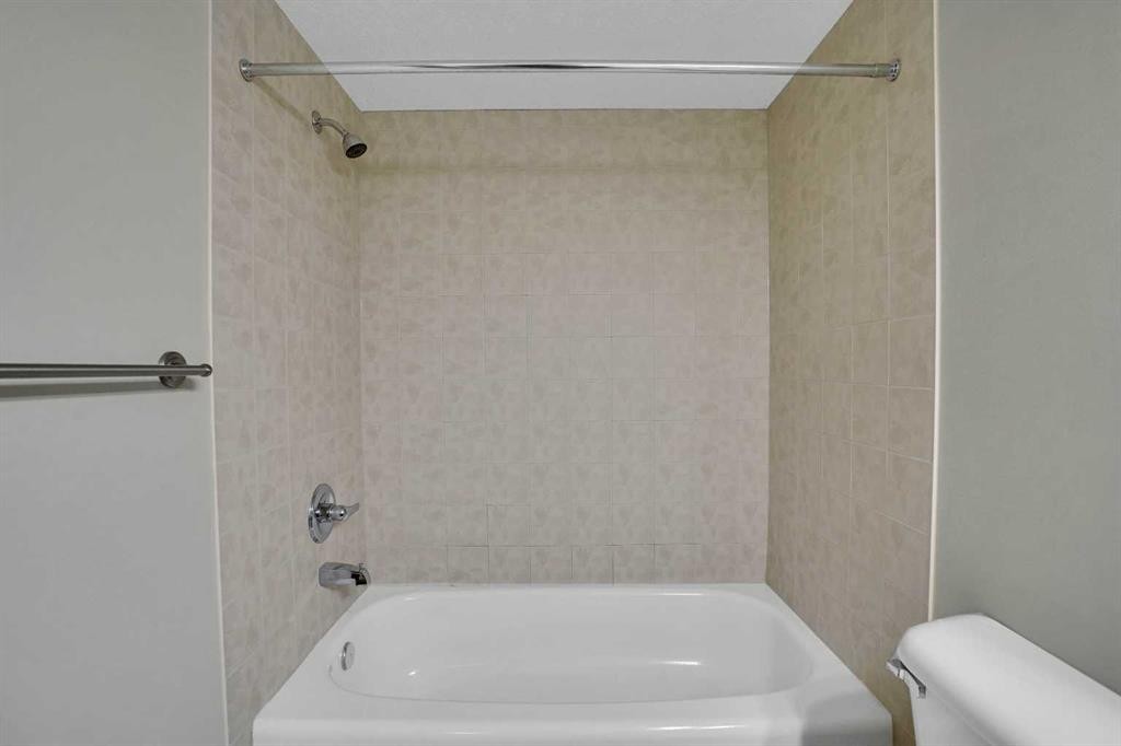 27-925 Imperial Drive, Diamond Valley, AB - Indoor Photo Showing Bathroom