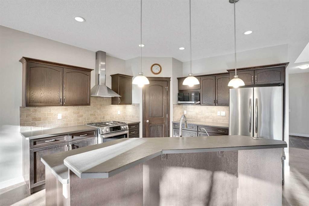 27-925 Imperial Drive, Diamond Valley, AB - Indoor Photo Showing Kitchen With Stainless Steel Kitchen With Upgraded Kitchen