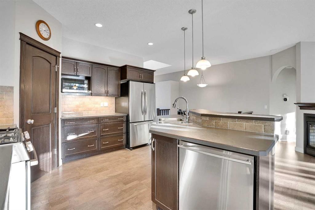 27-925 Imperial Drive, Diamond Valley, AB - Indoor Photo Showing Kitchen With Stainless Steel Kitchen With Double Sink With Upgraded Kitchen
