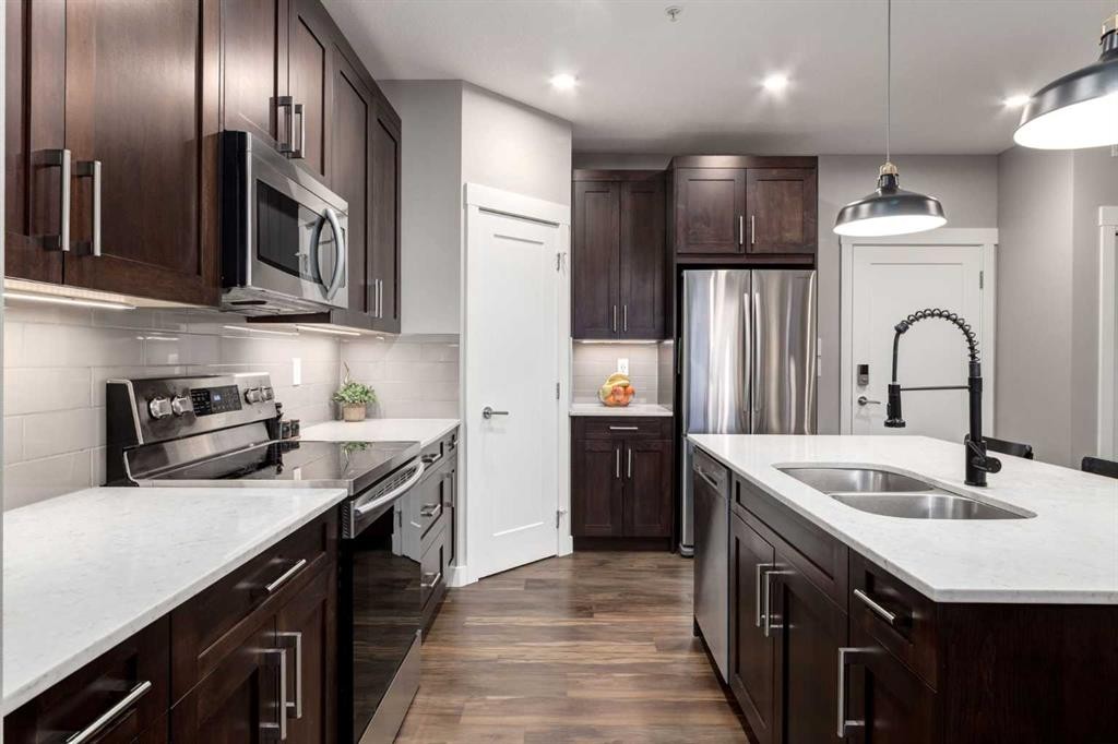 312-10 Walgrove Walk Se, Calgary, AB - Indoor Photo Showing Kitchen With Double Sink With Upgraded Kitchen