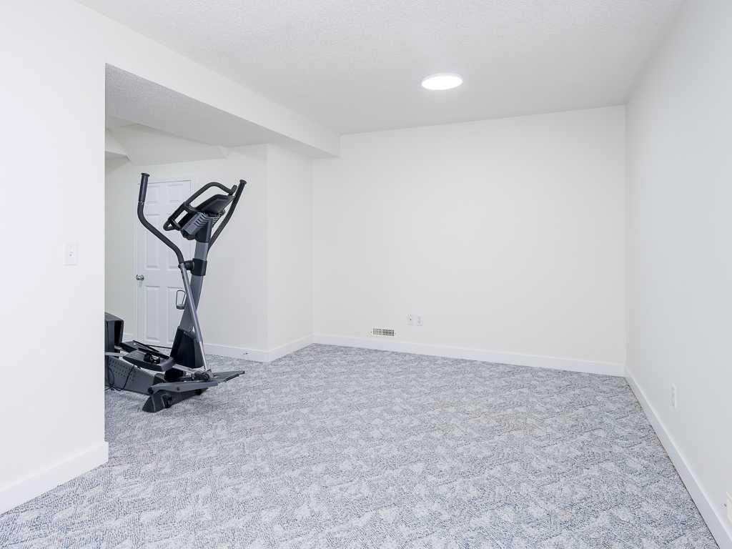 100 Catalina Circle Ne, Calgary, AB - Indoor Photo Showing Other Room