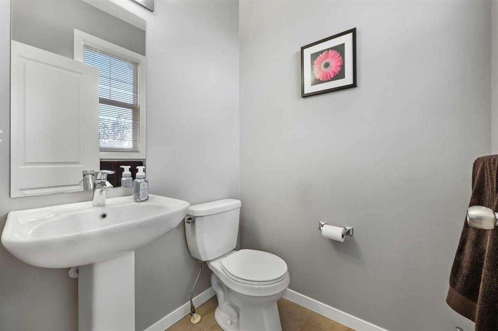 68 New Brighton Point Se, Calgary, AB - Indoor Photo Showing Bathroom